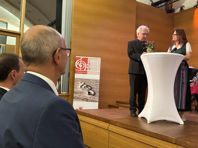 LH Anton Mattle hörte interessiert zu. | Foto: MeinBezirk/Günther Reichel