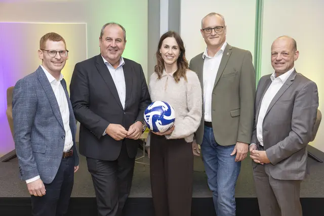 Geschäftsleiter Bernd Troant, Generaldirektor Josef Pröll, Viktoria Schnaderbeck, Geschäftsleiter Boris Hudes-Widauer und Obmann Harald Eisterer | Foto: Raiffeisenbank Bruck-Carnuntum