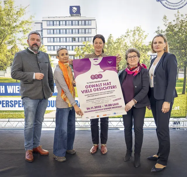 FHWN-Geschäftsführer Axel Schneeberger, Eva Huber (Verein wendepunkt), Marion Götz (Bibliothek im Zentrum), Erste Vizebürgermeisterin Erika Buchinger (ÖVP) und FHWN-Geschäftsführerin Violeta Kaličanin. | Foto: Stadt Wiener Neustadt/Weller