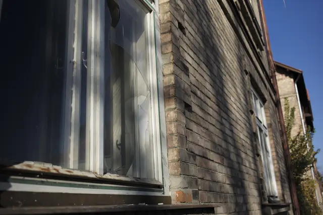 Zerbrochene Fensterscheiben zeigen: die Fassaden der aufgelassenen Wohnhäuser bräuchten wieder etwas Pflege. | Foto: Santrucek