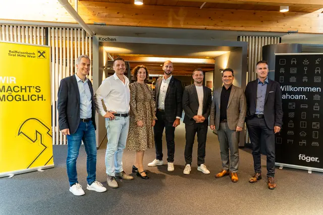 Martin Auer (Raiffeisen), Martin Waldhart Öamtc, Petra Vogel (Raiffeisen), Patrick Giesinger (Raiffeisen), Stefan Föger (Einrichtungshaus Föger), Vorstandsvorsitzender Andreas Wolf und Vorstand Hubert Kuprian (Raiffeisenbank Tirol Mitte West). | Foto: meinBezirk