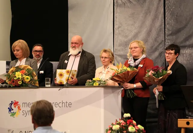 Bedankter Einsatz: Robert Hofstadler (Burgverein Spilberg), Archäologin Claudia Theune, Historikerin Karina Grömer, Andrea Wahl (Bewusstseinsregion). | Foto: Eckhart Herbe