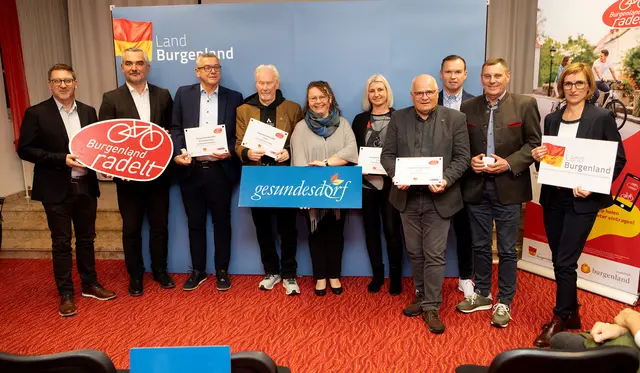 LR Heinrich Dorner, Günter Kratzer (Markt St. Martin), Anita Karenits und Beate Bauer (Lackendorf), Bürgermeister Jürgen Karall, Günter Kratzer (Markt St. Martin), Sonja Glatz (Gesundes Dorf), Dietmar Paul (Eberau), Franz Geßlbauer (Eberau), Bürgermeister Johann Weber (Eberau), Bürgermeister Helmut Hareter (Breitenbrunn), Christine Zopf-Renner, Leiterin Mobilitätszentrale Burgenland (v.l.). | Foto: Landesmedienservice Burgenland/Daniel Fenz