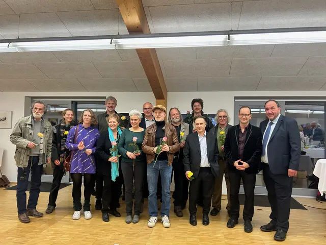 .l.n.r.: Destan Gashi, Gea Kalkhof, Verena Tscherner, Reinhard Winter, Susanne Schützenberger (Leihgeberin), Iris von Huene, Günther Prokop, Daniel Milanovic, Peter Berger, Ferdinand Doblhammer, Wolfgang Karnutsch, Giovanni Rindler, Gregor-Anatol Bockstefl (Museumsleiter), Bgm. Mag. Andreas Arbesser | Foto: Foto LEMU