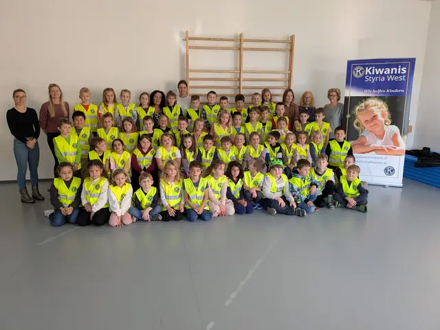 Angela Reinisch und Christine Kertz vom Kiwanisclub Styria West verteilten an der Volksschule Köflach Warnwesten. | Foto: Kiwanisclub Styria West