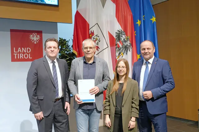 v.li: LR René Zumtobel, Karl Schönhuber und Birgit Ortner (Rosinak und Partner ZT GmbH) und LHStv Josef Geisler | Foto: Land Tirol/Dominik