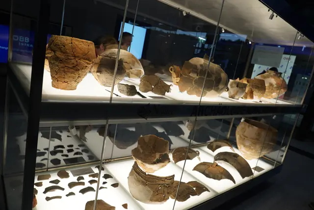 Archäologische Funden entlang der Koralmbahn sind am Bahnhof ausgestellt. | Foto: MeinBezirk/Simon Michl