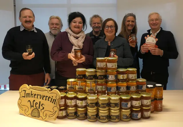 V.l.: Wolfgang Burgstaller und Josef Spiesberger, beide Imkerverein, Frau Feregyhazy-Astecker (Hospiz), Karl Zaunmair (Imkerverein), Frau Christine Eckmayr und Andrea Peterwagner, beide Hospiz, Reinhard Habermayer, Imkerverein. | Foto: Imkerverein Wels