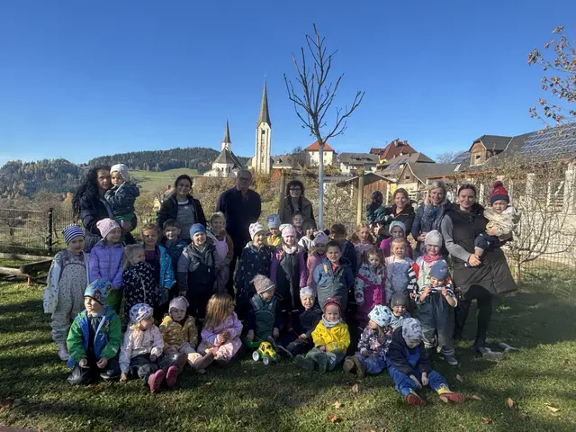 Beim Kindergarten Sörg wurde der neue Kastanienbaum gepflanzt. | Foto: Bimbulli GmbH