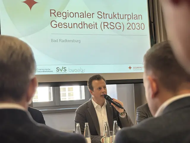 Während die Bürger noch immer lautstark protestieren, stellt LR Karlheinz Kornhäusl den neuen Gesundheitsplan vor. | Foto: MeinBezirk/Gerda Sammer-Schmidt