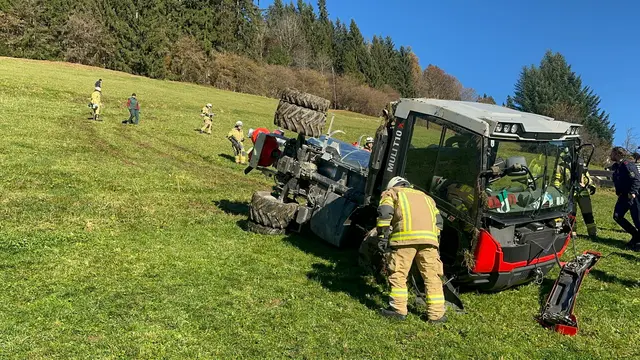 Auf diesem steilen Feld in Oberau kam es am Freitagvormittag zu dem schweren Traktorunfall – der Hang wurde zur gefährlichen Rutschfalle. | Foto: Zoom.Tirol