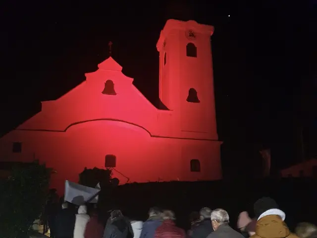 Am vorletzten Mittwoch im November werden die Kirchen im Selsorgeraum Vorau in rotes Licht getaucht. | Foto: Pfarre Dechantskrichen