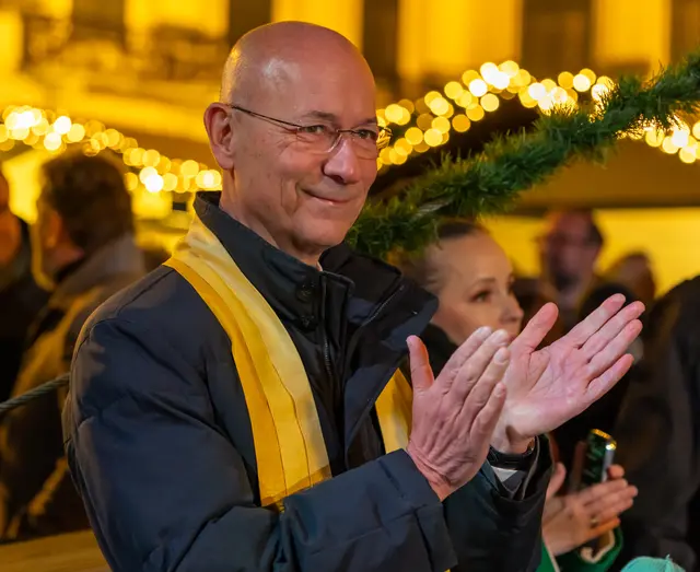 Dompfarrer Toni Faber trat auf die Bühne, um den Weihnachtsmarkt und seine Besucherinnen und Besucher zu segnen. | Foto: Sandra Oblak