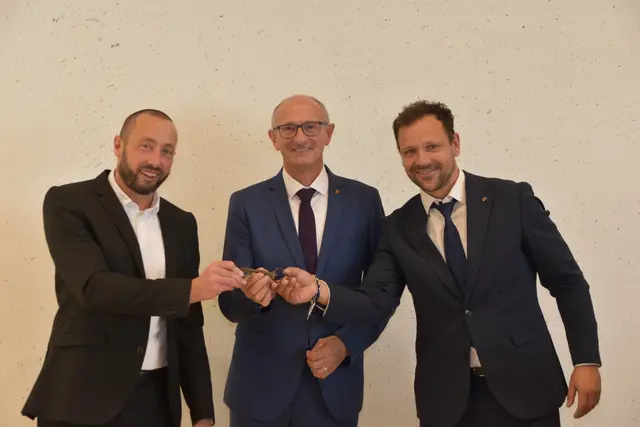 Symbolische Schlüsselübergabe von LH Anton Mattle und Bgm. Florian Riedl an Direktor Stefan Stoll | Foto: Kainz