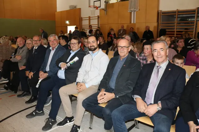 Einige der Ehrengäste des Abends: unter ihnen Peter Nöhrer | Foto: MeinBezirk/Katrin Löschnig