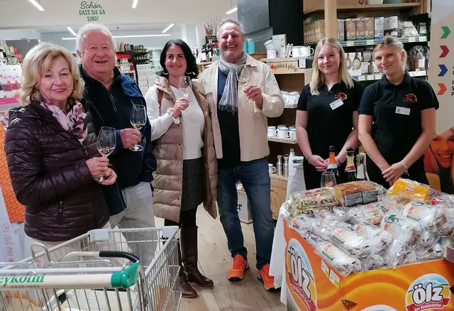 Schülerinnen der HLW Weiz überraschten die Kundinnen und Kunden beim Feinkostladen Bleykolm mit selbst hergestelltem Sekt. | Foto: HLW Weiz