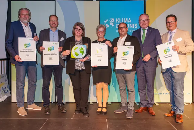 Markus Leopold (GGR Rohrbach an der Gölsen); Christian Dietl (GR Mitterbach am Erlaufsee); Petra Schön (Geschäftsführerin, Klimabündnis Niederösterreich); Maria Grundbeck (GGR Kleinzell); Richard Keklik (GR); LH-Stv. Stephan Pernkopf; Georg Pejrimovsky (GGR Hohenberg) | Foto: Josef Bollwein