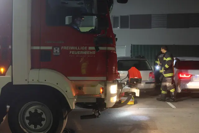 Nur durch Zerbrechen der Seitenscheibe konnte ein Kleinkind aus einem Auto in Wels-Vogelweide befreit werden. | Foto: laumat.at