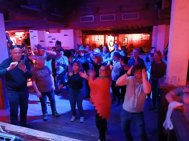 Unter dem Motto „Halloween – Grusel dich bunt!“ verwandelten rund 100 tanzbegeisterte Gäste beim Vivico Dance die Tenne in eine ausgelassene, inklusive Tanzfläche. | Foto: Vivico Soziale Dienste GmbH