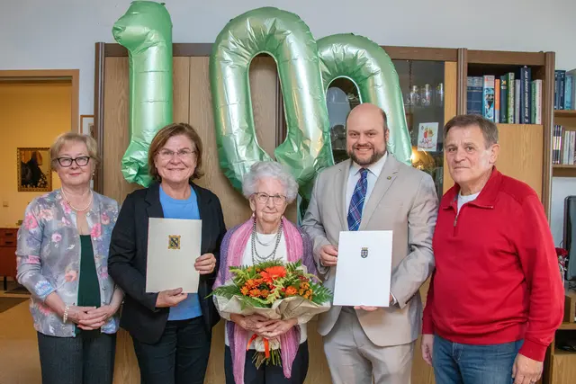 Elisabeth Edlmeier, Bürgermeisterin Helga Rosenmayer, Jubilarin Hilda Müller, Bezirkshauptfrau-Stellvertreter Christoph Prinz, und Helmut Edlmeier.  | Foto: Stadtgemeinde Gmünd/Harald Winkler