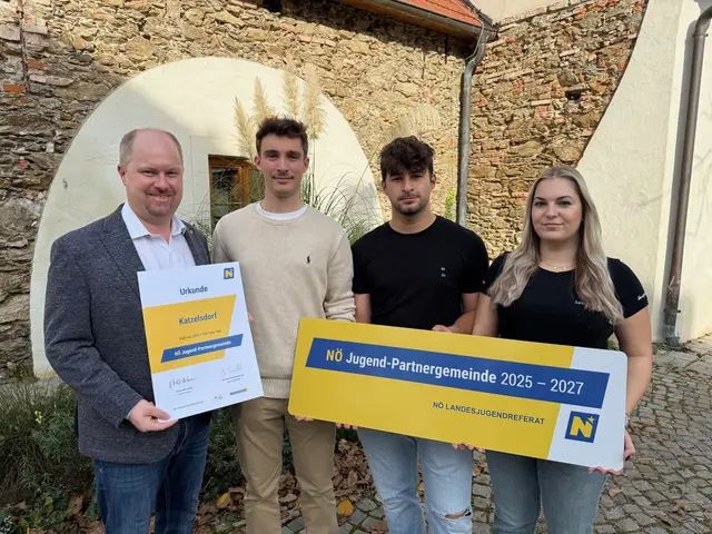 V.l.: Bgm. Michael Nistl, Jugend-GR Benedikt Schatek, Julian Begus und Sascha Bruckner (Jugend Katzelsdorf) | Foto: Gemeinde Katzelsdorf