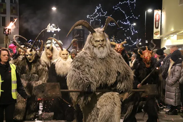 Die sieben Bränd Tuifl Lermoos machen heuer den Auftakt der Krampusumzüge. Termin ist am 22. November 2025 um 17:30 Uhr. | Foto: Außerhofer