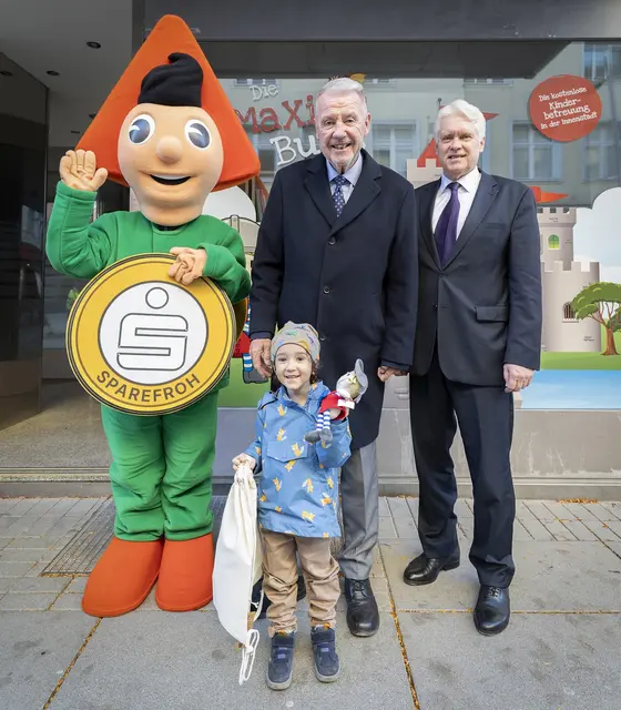 Sparefroh, ÖVP-Bürgermeister Klaus Schneeberger und Sparkasse-Vorstandsvorsitzender Klaus Lehner mit Philipp, dem 1.000. Kind. | Foto: Stadt Wiener Neustadt/Weller