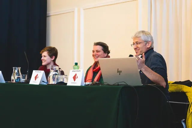 Johann Kneihs, Anna Soucek und Sophia Dessl vom Radiosender Ö1 waren zu Besuch im Bundesgymnasium Babenbergerring. | Foto: Leon Mayer