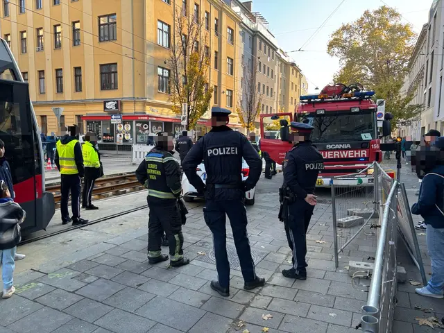 Wegen eines Pkw, der am Freitagmorgen in den Gleisen der Straßenbahnlinie 31 stecken blieb, musste die Feuerwehr ausrücken.  | Foto: Andreas Pölzl/MeinBezirk