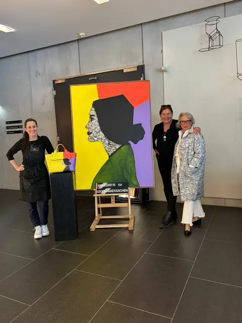 Kunst trifft auf Handwerk: Aus einem der Bilder der Künstlerin Petra Forman (2.v.r.) entstand – in über 70 Stunden Handarbeit – eine Ledertasche, gefertigt von Christina Roth (li.), Gründer, der CR Lederwerkstatt aus der Stadt Salzburg. Mit am Bild: Iris Daniela Auerbach von der Galerie am Fluss aus Bad Ischl, die den Kontakt zwischen den beiden Frauen herstellte. | Foto: Christina Roth - CR Lederwerkstatt