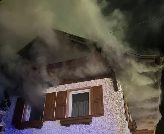 In Längenfeld geriet ein Einfamilienhaus in Brand. Die Ursache ist derzeit noch Gegenstand der Ermittlungen. Ein Bewohner konnte über den Balkon flüchten und um Hilfe rufen. | Foto: ZOOM.TIROL