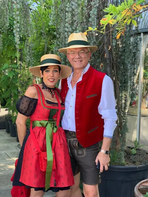 Bürgermeister Gerhard Weil (SPÖ) und Gattin Susanne in Tracht. | Foto: Stadtgemeinde Bruck/Leitha