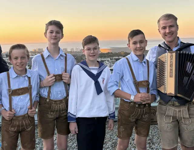 Die Florianer Sängerknaben  mit Chorleiter Markus Stumpner. | Foto: Staudinger