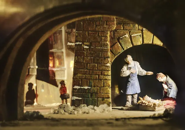 Diese Krippenszene zeigt die heilige Familie in der Schlossergasse der Innsbrucker Altstadt. Geschaffen vom Innsbrucker Bildhauer Claudius Mollnig, 1985. | Foto: Johannes Plattner 