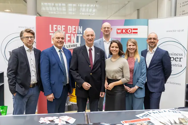 Von links: Peter Polgar (Leiter WKO Linz-Stadt), Leo Jindrak (Vizepräsident WKOÖ), Klaus Schobesberger (Obmann WKO Linz-Stadt), Wirtschafts-Stadtrat Thomas Gegenhuber (SPÖ), Pia Beinkofer-Edlinger (Bezirksvorsitzende Frau in der Wirtschaft), Melanie Hofinger (Leiterin AMS Linz), Manfred Luger (Business Upper Austria).  | Foto: Cityfoto
