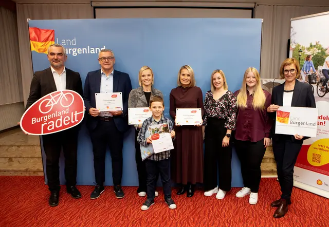 Landesrat Heinrich Dorner und Christine Zopf-Renner, Leiterin Mobilitätszentrale Burgenland, mit den Gewinnern: LR Heinrich Dorner, Eva Balaskovics (VS Horitschon), Dagmar Thiel (VS St. Margarethen), Dir.in Marion Schmiedl (VS Horitschon), Lisa Gager (VS Horitschon), Christine Zopf-Renner, Bürgermeister Helmut Hareter (VS Breitenbrunn) (v.l.). | Foto: Landesmedienservice Burgenland/Daniel Fenz