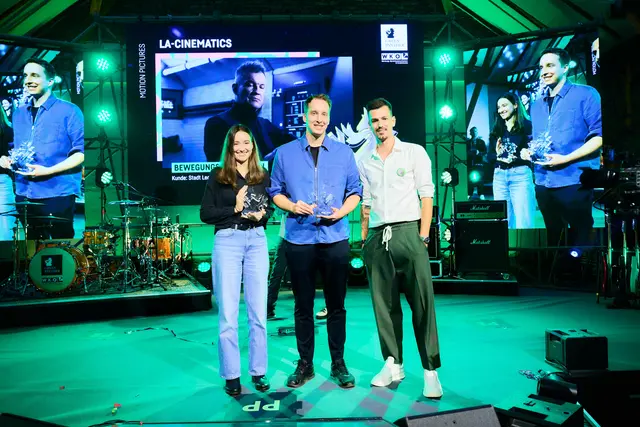 Nora und Luca Amhofer (v. l.) vom Produktionsstudio LA-Cinematics freuen sich über Silber beim Green Panther Award 2025 in der Kategorie „Motion Pictures“ für den Film „Leoben auf Mondmission“. | Foto: Jakob Kotzmuth