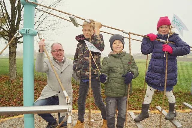 Bgm. Stangassinger freut sich mit Raphael, Jakob und Sophie. | Foto: Josef Wind