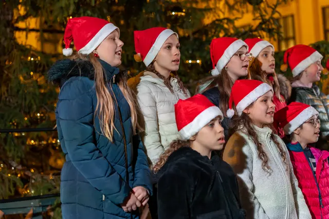 Die offizielle Eröffnungsfeier begann mit einem Weihnachtslied, das vom Kinderchor "Rising Voices" dargeboten wurde. | Foto: Sandra Oblak