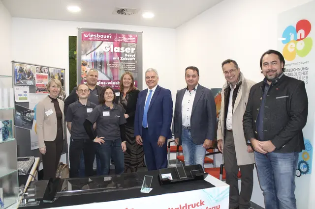 Foto mit Ehrengästen beim Stand von Glas Wiesbauer | Foto: MeinBezirk Perg/Köck