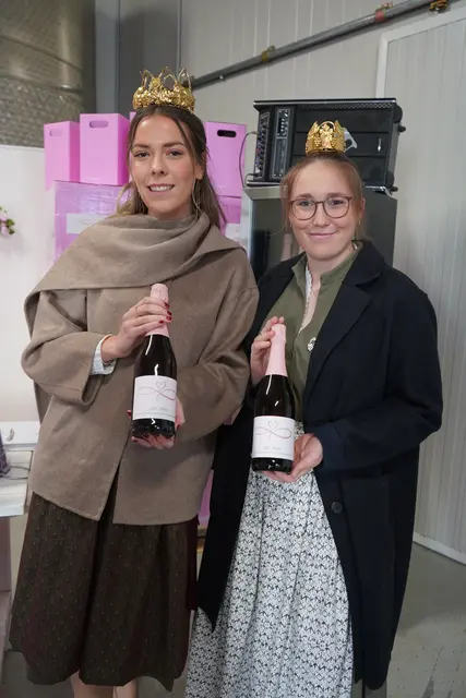 Die Weinhoheiten Weinkönigin Maria IV. Liegenfeld und Weinprinzessin Lena I. Glauber  | Foto: Andrea Glatzer