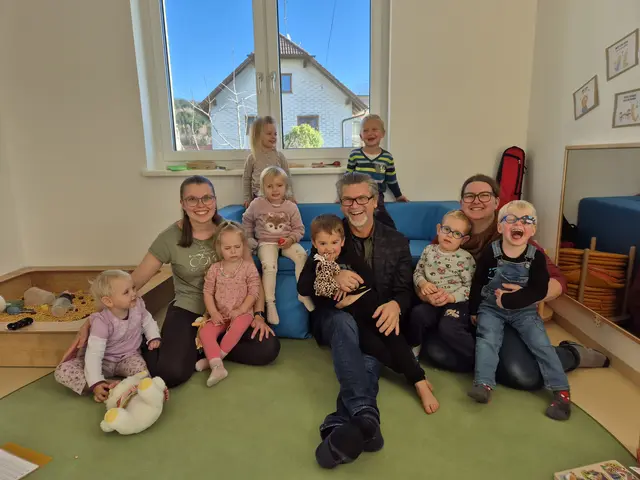 Der Nachwuchs fühlt sich in den neuen Räumen schon wohl - am Bild mit den Mitarbeiterinnen Julia Fichtinger und Daniela Barth sowie Bürgermeister Manfred Fenster. | Foto: Marktgemeinde Dimbach