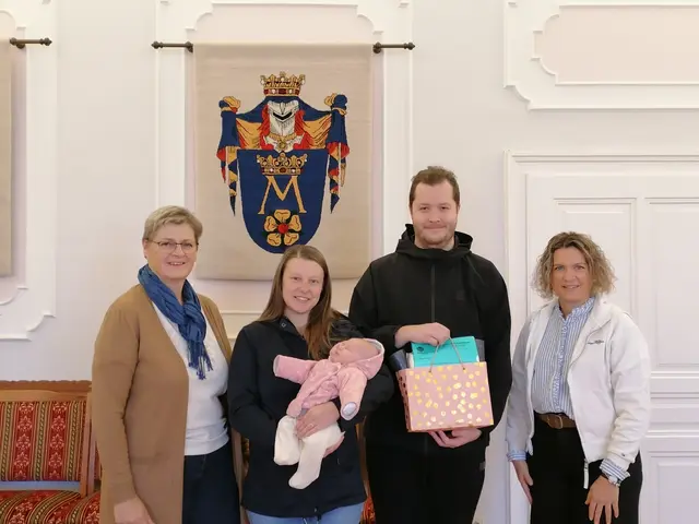 Stadträtin Martina Matzinger (l.) und Gemeinderätin Romana Androsch gratulierten den stolzen Eltern Tanja und Michael Lechner. | Foto: Stadtgemeinde Groß Siegharts