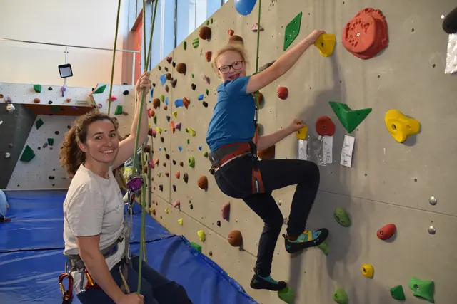 Valentina Mayr aus Neustift hat Riesenspaß an der Kletterwand. Gesichert wird sie hier von Tessa Averink (Barrierefrei InNatur). | Foto: Kainz