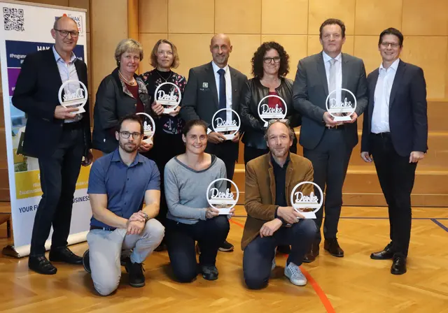 Teilnehmende und OrganisatorInnen der Podiumsdiskussion mit Moderator Mag. Manuel Flür (AK Tirol) diskutierten über künftiges Handeln zur Lebensmittelabfallvermeidung. | Foto: Tatschl
