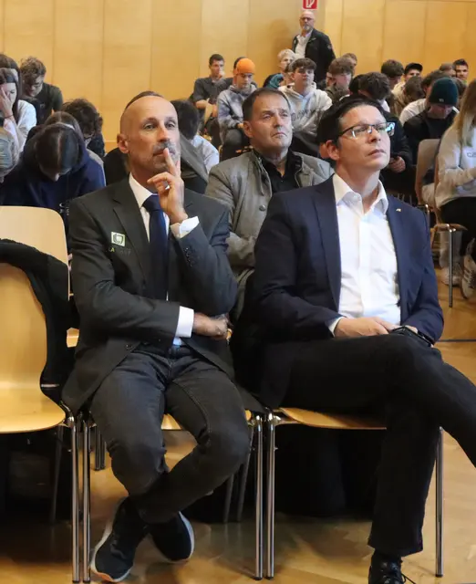Bundesrat und AK Tirol Vizepräsident Christoph Stillebacher (rechts) sprach die Begrüßungsworte. Thomas Moritz - Leitung der Landwirtschaftlichen Landeslehranstalt (links) war mit SchülerInnen vor Ort | Foto: Tatschl