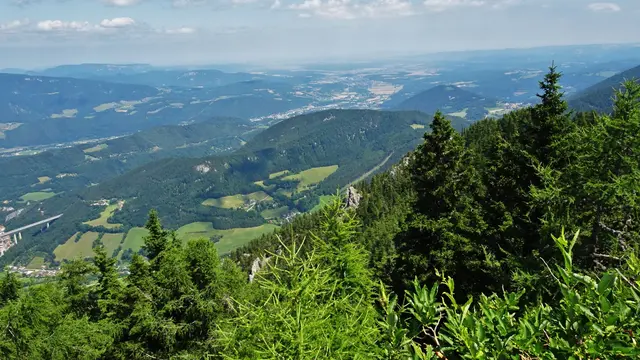 Eindrucksvoller Fern- und Tiefblick! ... Weitreichende Aussicht bis weit ins Steinfeld und Wiener Becken sowie ... | Foto: © Silvia Plischek