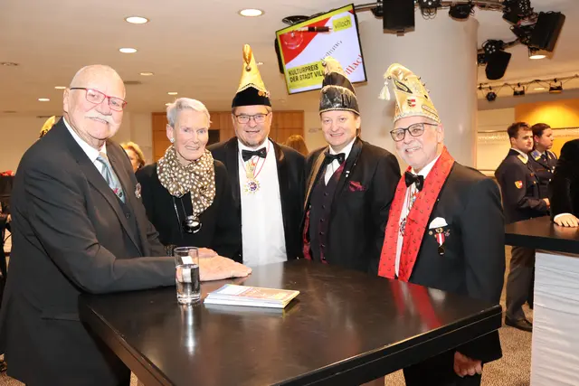 Der ehemalige Faschingskanzler Gernot Bartl (l.) mit Frau Barbara und einer Abordnung der Faschingsgilde. | Foto: MeinBezirk/Chiara Kresse