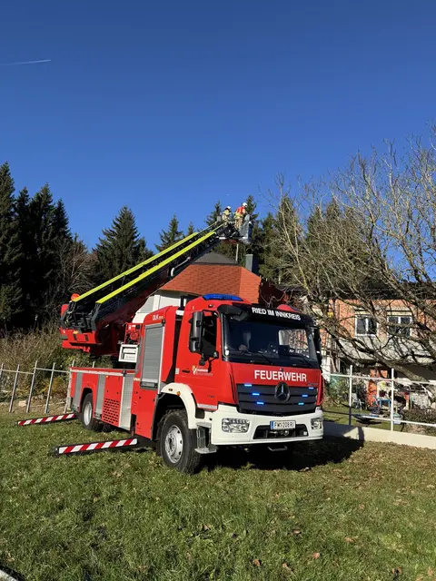 Die Drehleiter der FF Ried stand im Einsatz. | Foto: FF Ried