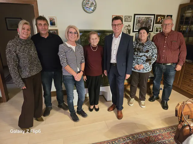 von links nach rechts: Vizebgm. Birgit Grafl, Schwiegersohn Reinhold Igler,
Tochter Christa Igler, Pauline Cecelits, Bgm. Erich Trummer, Tochter Ingrid
Godowitsch, Schwiegersohn Gerhard Godowitsch | Foto: Gemeinde Neutal